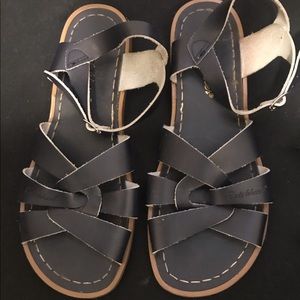 Salt Water sandals in navy